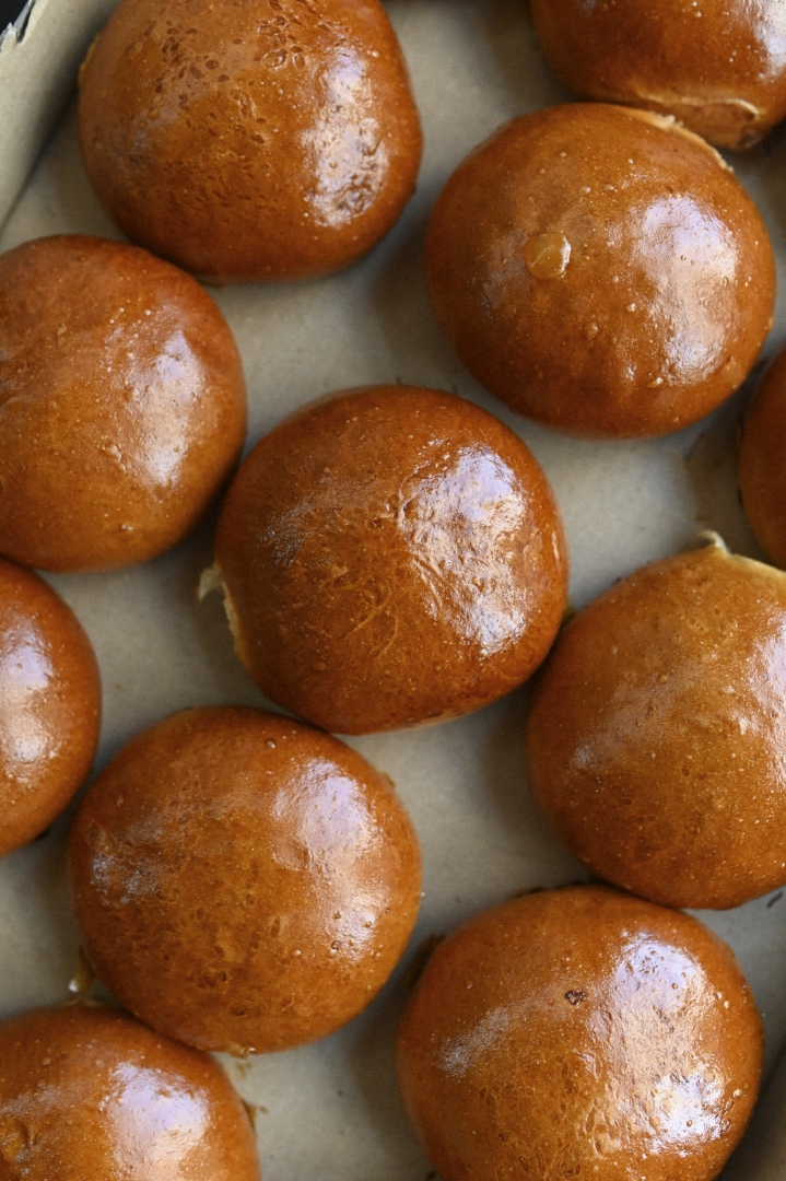Maślane bułki brioche na blasze