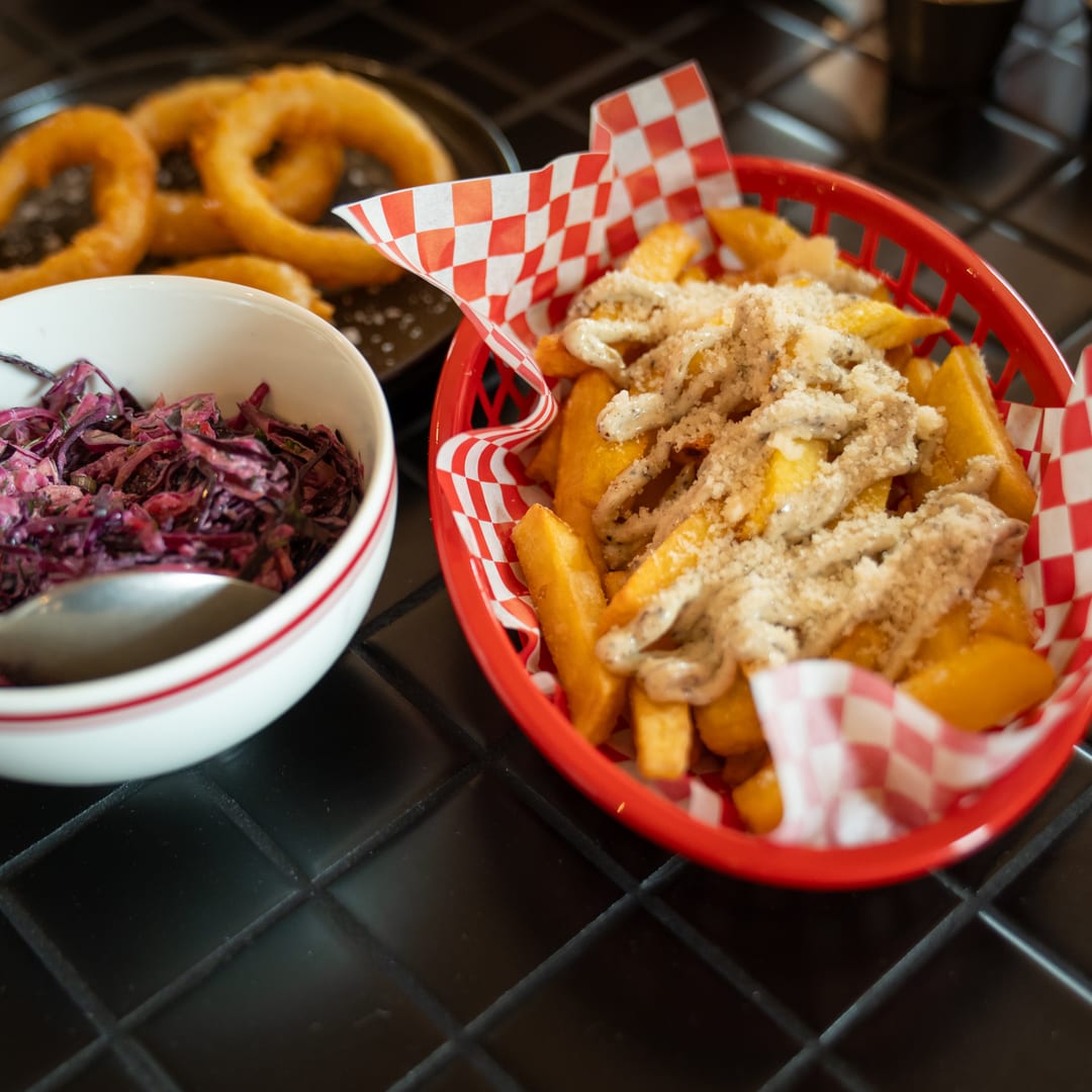 Frytki z parmezanem, onion rings i colesław