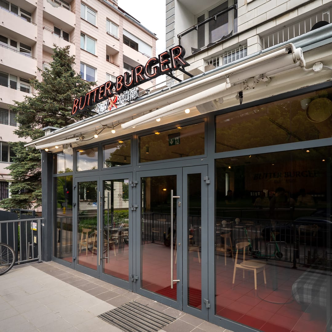 Fasada lokalu Butter Burger z szyldem